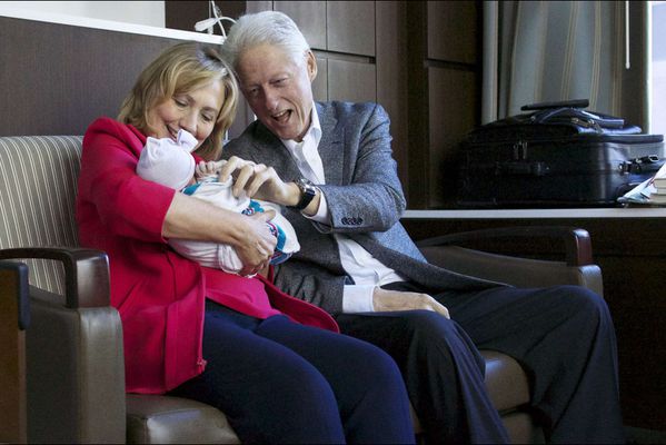 sem14sepm-Z7-Hillary-et-Bill-Clinton-avec-leur-petite-fille.jpg