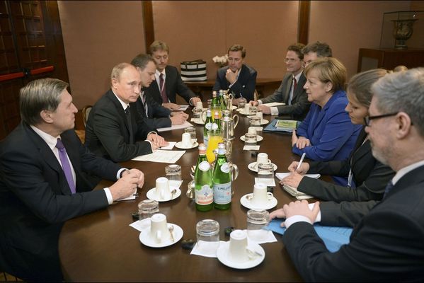 sem14octh-Z3-A-la-table-des-negociations-en-marge-sommet-eu.jpg