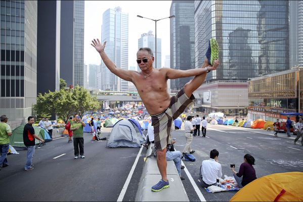 sem14octl-Z4-Flexions-pres-manifestants-prodemocratie-Hong.jpg