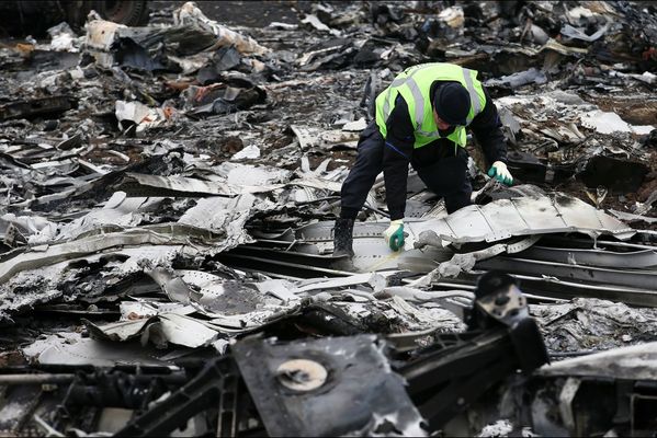 sem14novf-Z18-Dans-les-debris-boing-malaysia-airlines-Ukrai.jpg
