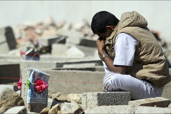 sem14deca-Z3-En-deuil-cimetiere-Ibb-Yemen.jpg
