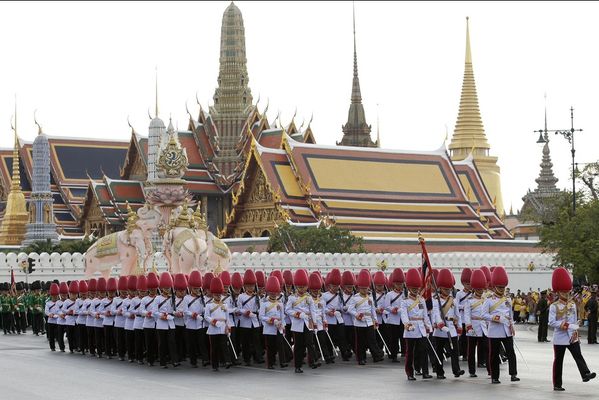 sem14decc-Z9-le-roi-thailande-annule-fete-pour-son-annivers.jpg