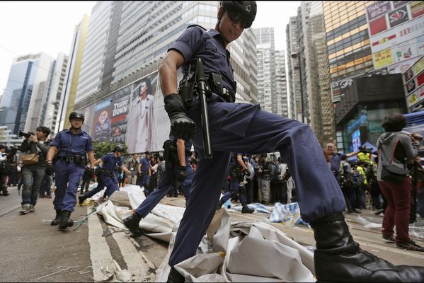 sem14decg-Z5-Evacuation-campement-prodemocratie-Hong-Kong.jpg
