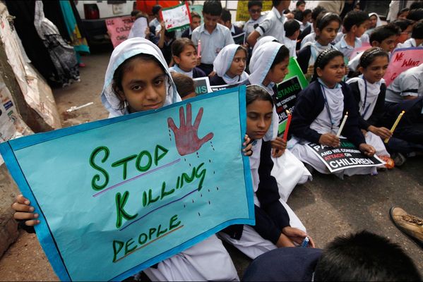 sem14dech-Z15-Arretez-de-tuer-des-gens-Pakistan-enfants.jpg