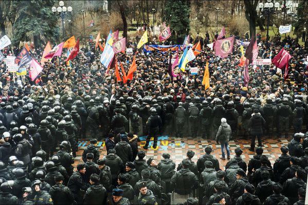sem14deck-Z6-Des-manifestations-ont-eu-lieu-a-Kiev-ou-le-Pa.jpg