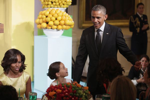 sem13jule-Z7-les-Obama-invitent-des-enfants-a-leur-table.jpg
