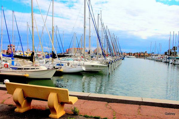 y06---Banc-face-au-port.JPG