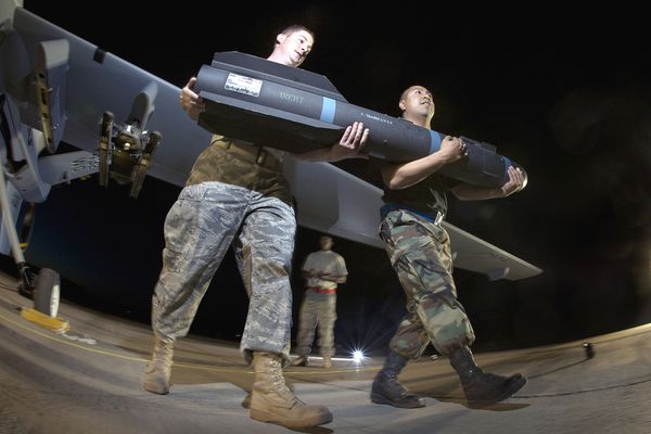Two U.S. Army personnel carry a Hellfire missile for drone MQ9 Predator - Site http://forum.kaise.nl/index.php?topic=183736.0