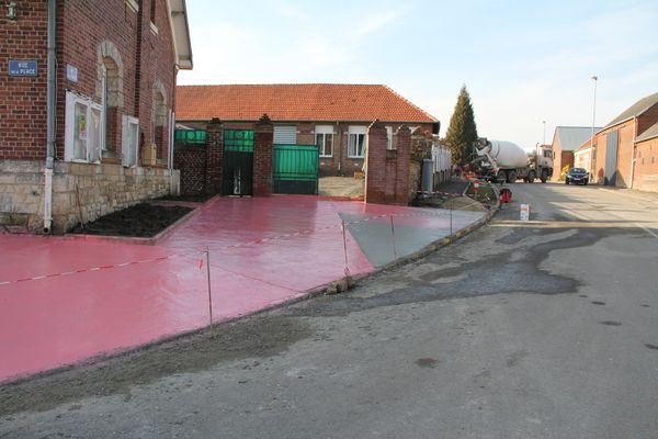 côté droit de la mairie