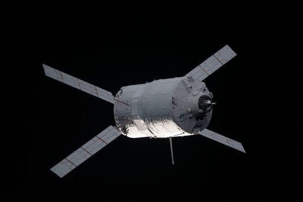 ATV-3---ISS---Debris-Avoidance-Manoeuvre---Docking-or-Undoc.jpg