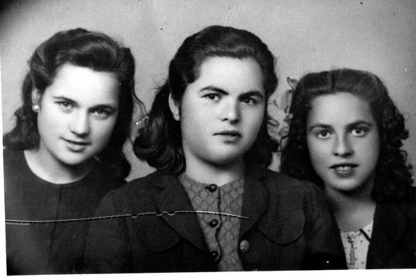 00431 - Dolores, Antonia, y Maria de apodo la colora