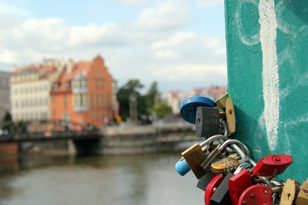 cadenas sur pont de Wroclaw avec le Rynek en arrière plan un beau symbole d'amour et de love.jpg