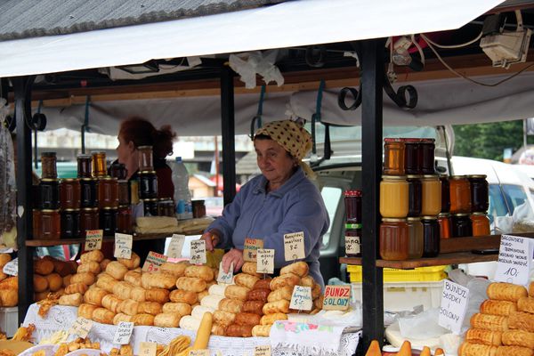 photo vendeuse de fromage à Zakopane en pologne