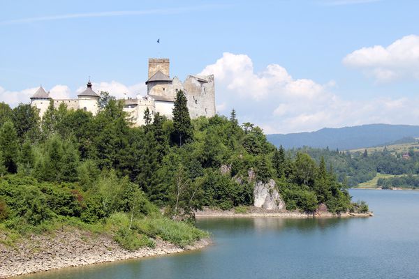 Photo du château de Nidzica sur la rivière dunajec