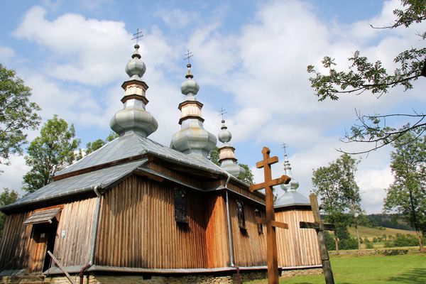 Photo d'une église de bois dans le bieszczady à Sanok en Pologne.jpg