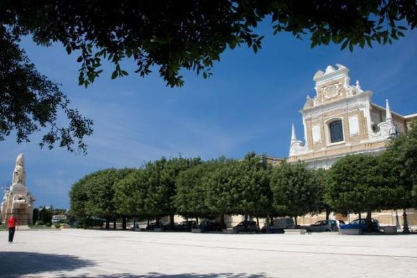 BRINDISI-Piazza--e-chiesa-di-S.Teresa.jpg