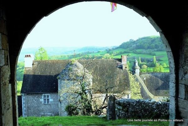 Turenne-Vue-Maison-Sous-Arche-_-L.-Olivier-ot-Briv-copie-1.jpg