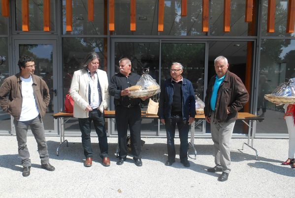Echange des cadeaux sur le parvis de la mairie