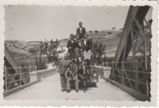 1935 - 00082 - Badolatoseños en el Puente de Jauja 19-04-1