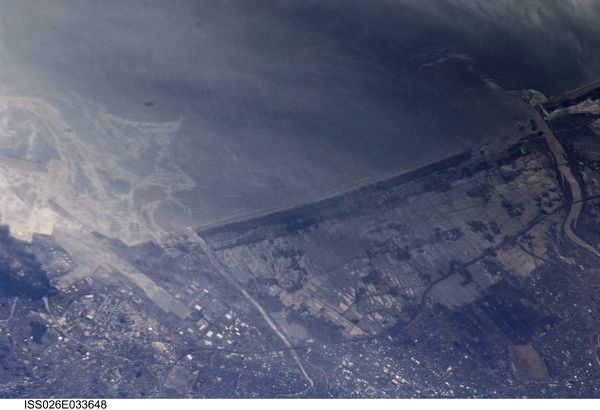 NASA - Japon - ISS - 026-033648 - Sendaï - Tsunami - Mars 2011 - Un autre regard sur la Terre