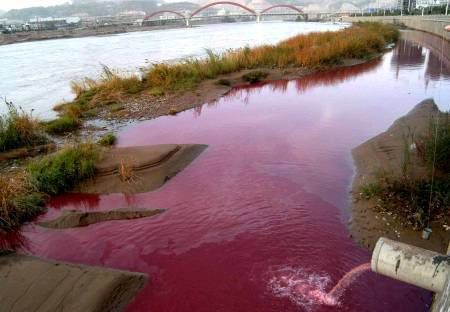 fleuve-jaune--devenu-rouge-par-la-pollution.jpg