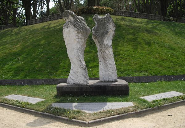 monument à la mémoire des victimes civiles et militaires