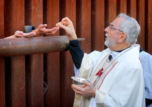 Des-eveques-celebrent-une-messe-a-la-frontiere-entre-le-Mex.jpg