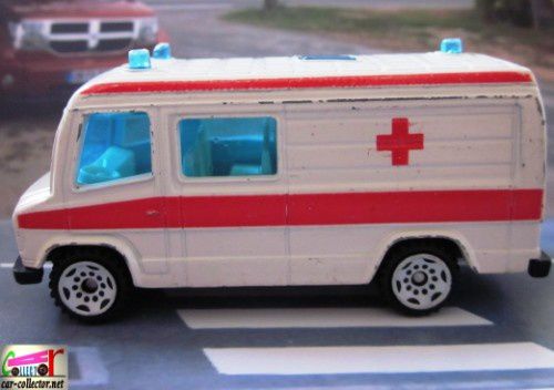 ambulance-mercedes-609d-siku (1)