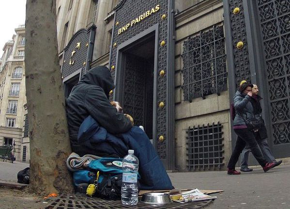 sans-abri-devant-banque-Paris.jpg