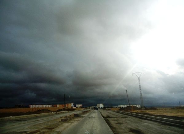 Nuages-sur-une-petite-ville.N-3835.JPG