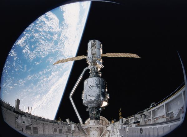 ISS - Shuttle - Assemblage Zarya Unity - s99 03770 - 12-199