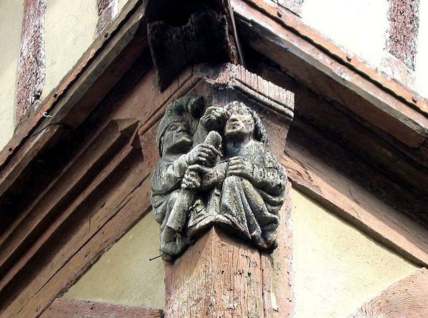 800px-Chapiteau_d-une_maison_de_Rochefort-en-Terre-copie-1.jpg