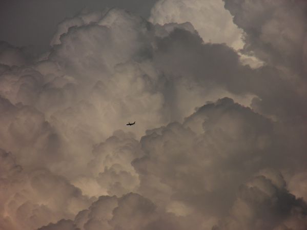 28 juin avion devant nuage