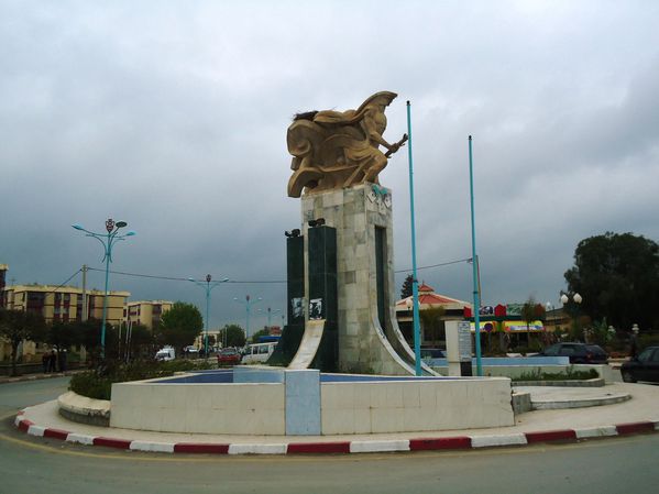 Un-monument-a-Bouira.N-02947.JPG