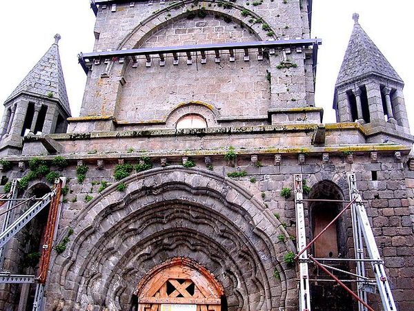 la souterraine le porche de l'a collégiale en arc légère