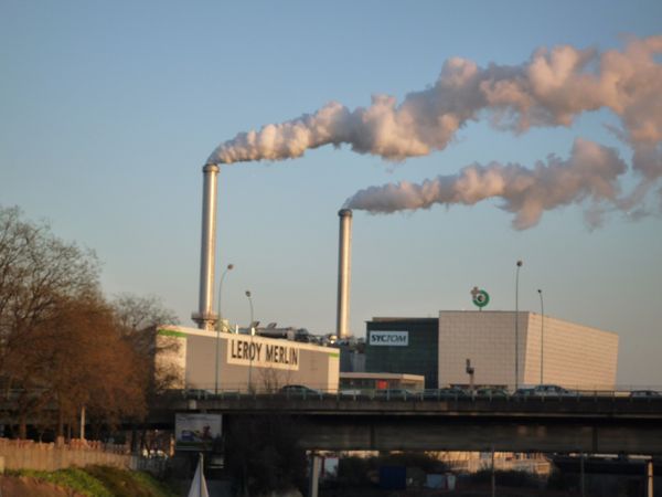 Cheminées fumantes Ets leroy Merlin en bordure de Seine.