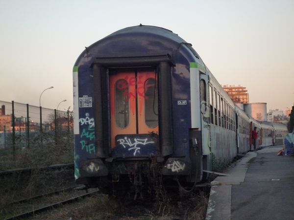 Le long du Bd Poniatowski, un quai de chemin de fer et des
