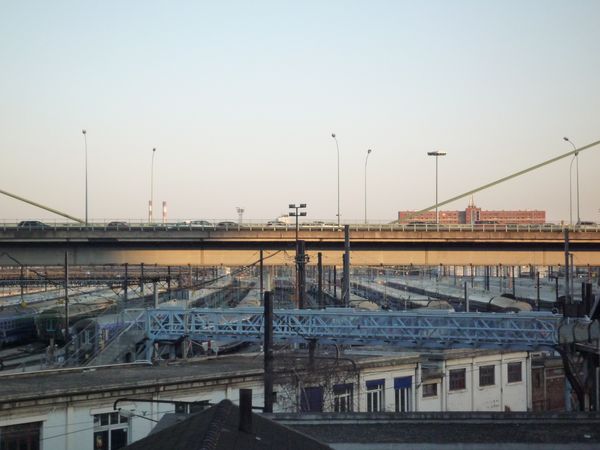Voies ferrées menant Gare d'Austerlitz à découvert et po