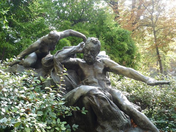 Rodin -Les Muses - angle Victor Hugo Henri Martin