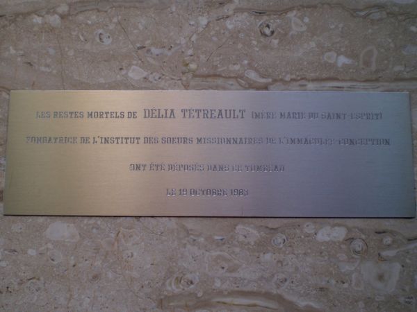 Plaque-du-tombeau-de-marbre-de-Delia-Tetreault.jpg