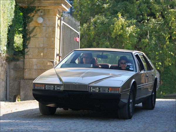 aston_martin_lagonda_1976_111.jpg