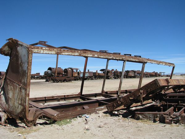 Cimetiere-de-locomotives-d-Uyuni--Bolivie--1.jpg