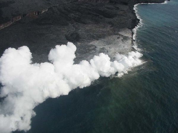 big-islang-volcan-kilauea-cote-et-vapeurs-lave.jpg