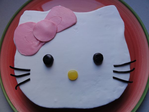 Et Si On Mangeait Un P Tit Chat Pour Le Gouter Gateau Hello Kitty Lucky Sophie Blog Famille Voyage