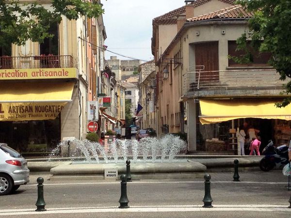 fontaine et château des adhémars rue quatre alliances mon