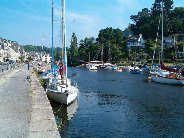 800px-Jachthaven_van_Pont-Aven.JPG