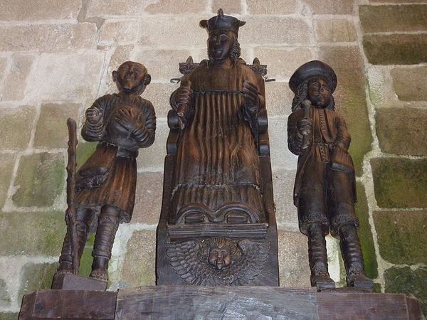 800px-15_Treguier_Cathedrale_groupe_statuaire_saint_Yves_.JPG