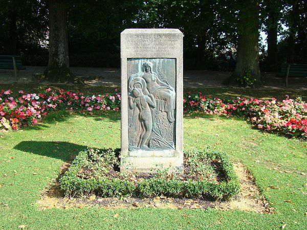 800px-Stele Charles Lenoir