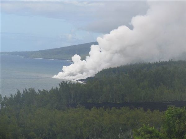 Fumee-volcan-mer.JPG