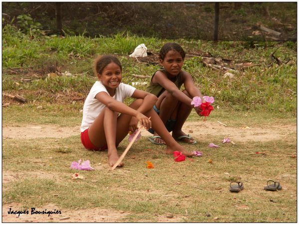 Madagascar Petites filles aux hibiscus